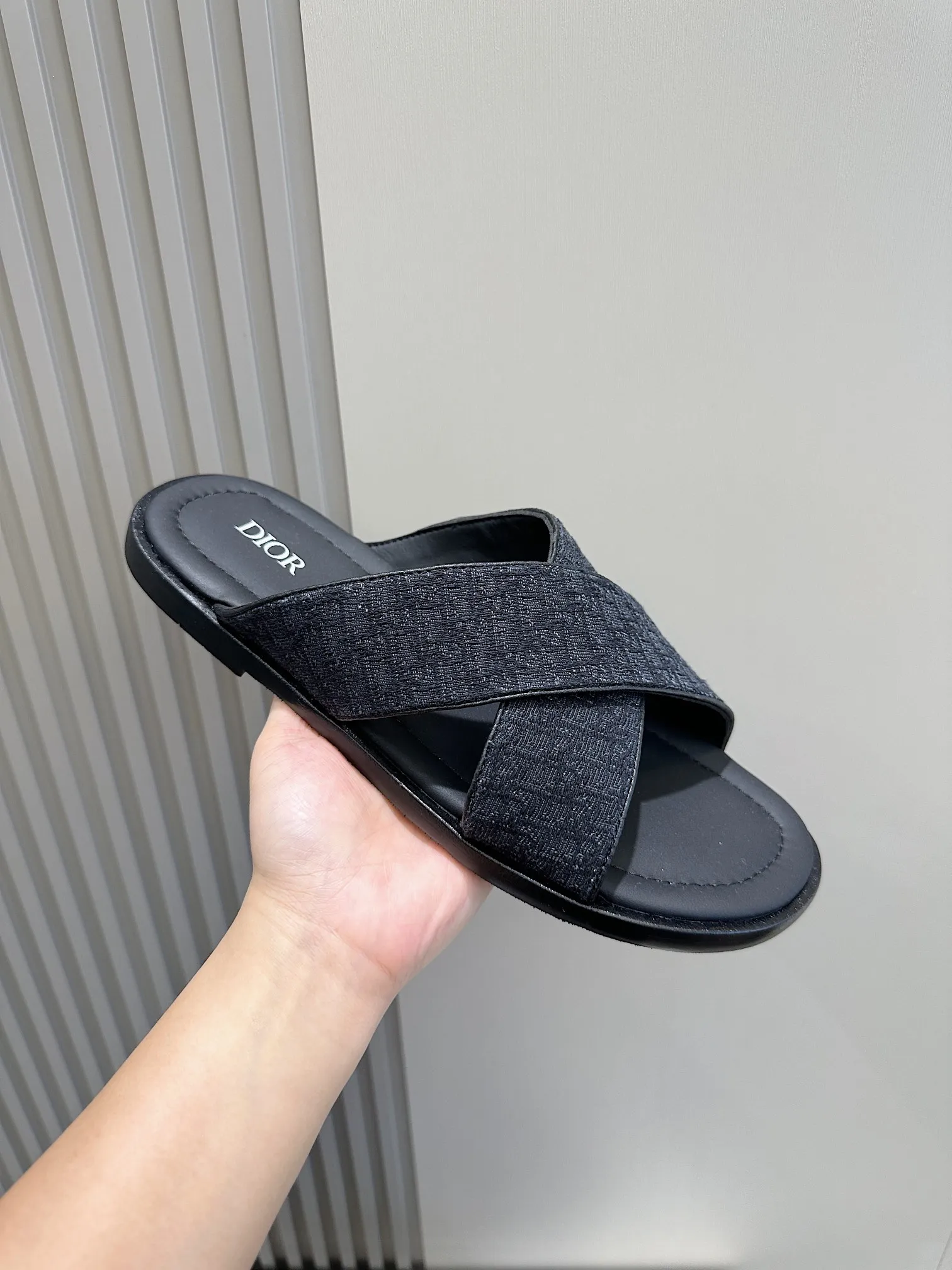 P320【DIOR】💰Size39-44 (38.45 custom-made) 2024ss Dior’s latest men’s slippers are a must-have. Dior Alias ​​Men's Genuine Leather Slippers This summer new Alias ​​sandal embodies a casual and elegant style. Carefully crafted from grained cow leather and Oblique printed fabric, with cowhide lining! Cross-strap design with metal-clad brass CD Diamond logo. The imported cowhide leather and rubber sole adds sophistication and comfort, while Oblique print-effect anti-slip panels add style.